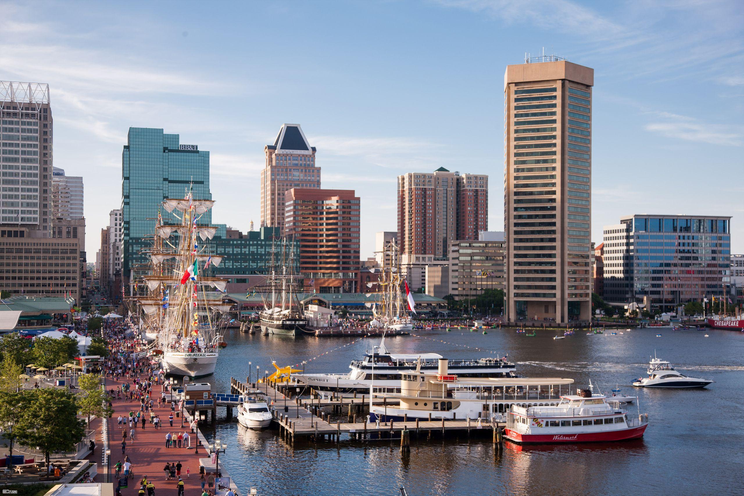 Vue les bateaux et buildings dans le quartier de Inner Harbor à Baltimore